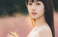 右脸颊有痣的女人 脸颊右侧有痣的女人